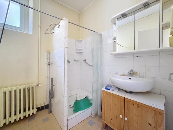 Tolvon, Corps de ferme à rénover avec grange et dépendances – vue dominante sur les massifs