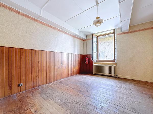 Tolvon, Corps de ferme à rénover avec grange et dépendances – vue dominante sur les massifs