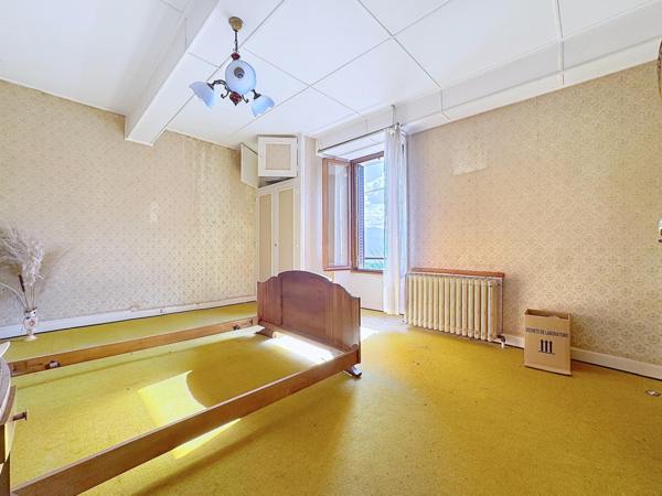 Tolvon, Corps de ferme à rénover avec grange et dépendances – vue dominante sur les massifs