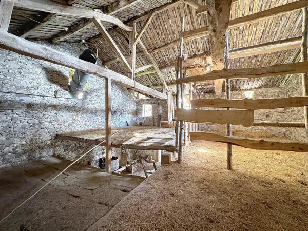 Tolvon, Corps de ferme à rénover avec grange et dépendances – vue dominante sur les massifs