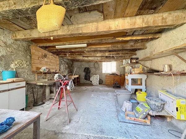 Tolvon, Corps de ferme à rénover avec grange et dépendances – vue dominante sur les massifs