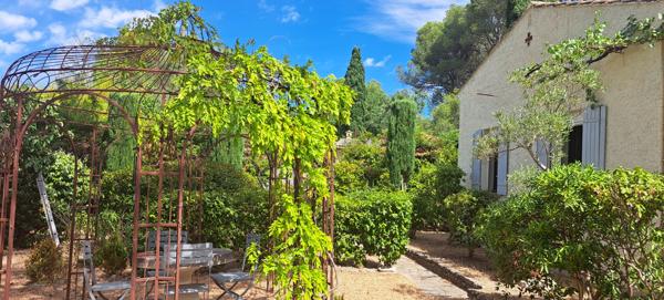 L'Isle-sur-la-Sorgue (84800) Isle sur la Sorgue / St Antoine superbe maison de 180 m2 vterrain 2900 m2 piscine.