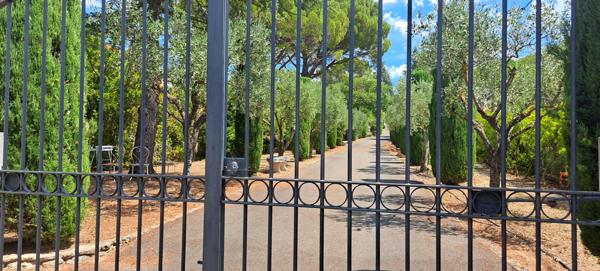 L'Isle-sur-la-Sorgue (84800) Isle sur la Sorgue / St Antoine superbe maison de 180 m2 vterrain 2900 m2 piscine.