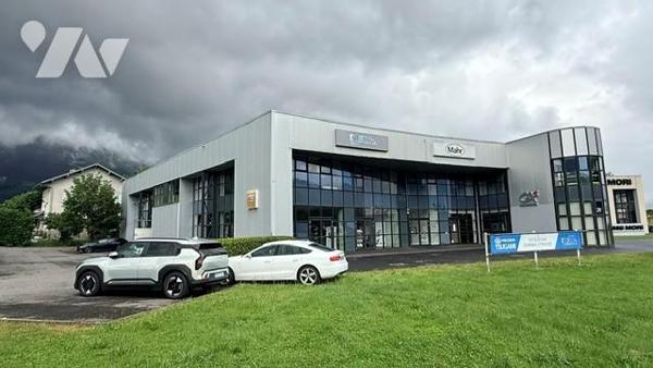 Bureaux et quatre places de parking