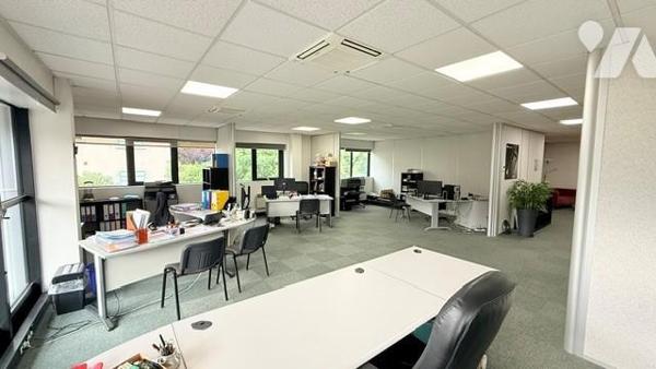 Bureaux et quatre places de parking