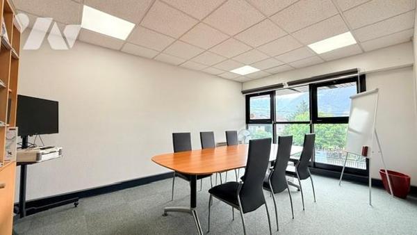 Bureaux et quatre places de parking
