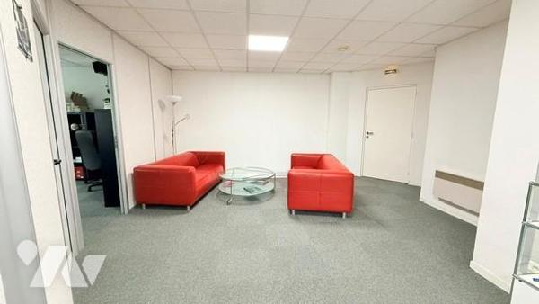 Bureaux et quatre places de parking