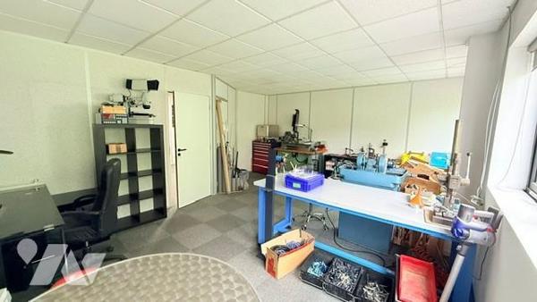 Bureaux et quatre places de parking