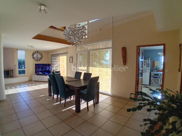 KAWECKI stéphane vous propose à pinay,  3 min de neulise,  cette maison d'architecte de 2004 de 207 m2 habitable,  sur son terrain de 2180 m2 avec piscine 10*5.

Isolation 2020.
Panneaux photovoltaïques auto consommation de 2023.
Chauffage pompe à chaleur de 2020.
Offrant,  grande pièce de vie,  cuisine équipée, aménagée,  5 chambres,  salle de bains,  salle d'eau,  wc, buanderie,  garage.