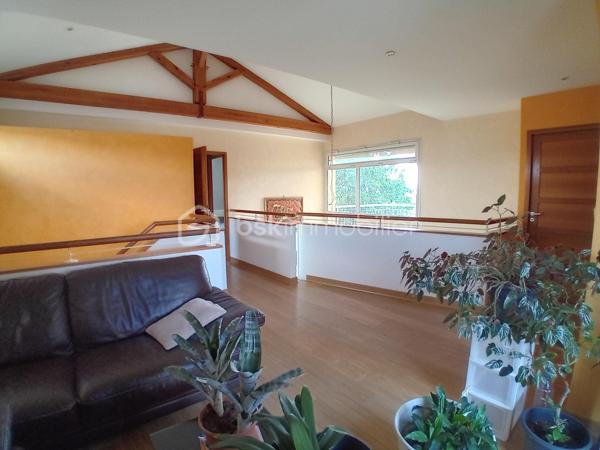 KAWECKI stéphane vous propose à pinay,  3 min de neulise,  cette maison d'architecte de 2004 de 207 m2 habitable,  sur son terrain de 2180 m2 avec piscine 10*5.

Isolation 2020.
Panneaux photovoltaïques auto consommation de 2023.
Chauffage pompe à chaleur de 2020.
Offrant,  grande pièce de vie,  cuisine équipée, aménagée,  5 chambres,  salle de bains,  salle d'eau,  wc, buanderie,  garage.