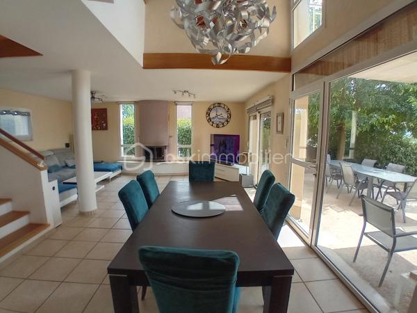 KAWECKI stéphane vous propose à pinay,  3 min de neulise,  cette maison d'architecte de 2004 de 207 m2 habitable,  sur son terrain de 2180 m2 avec piscine 10*5.

Isolation 2020.
Panneaux photovoltaïques auto consommation de 2023.
Chauffage pompe à chaleur de 2020.
Offrant,  grande pièce de vie,  cuisine équipée, aménagée,  5 chambres,  salle de bains,  salle d'eau,  wc, buanderie,  garage.