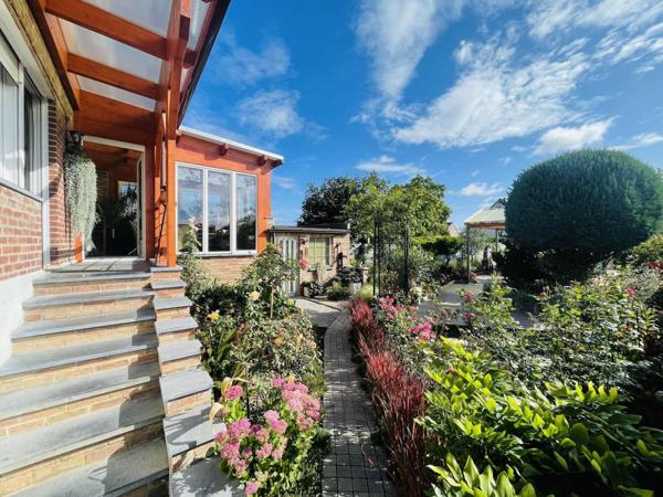 jolie maison d'habitation entièrement rénové avec un magnifique jardin