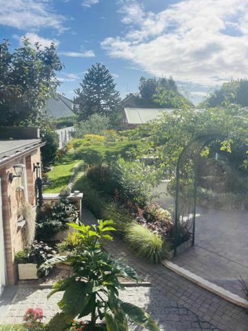 jolie maison d'habitation entièrement rénové avec un magnifique jardin
