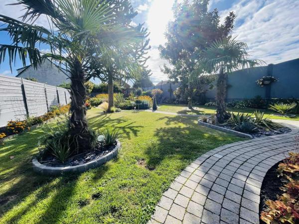 jolie maison d'habitation entièrement rénové avec un magnifique jardin