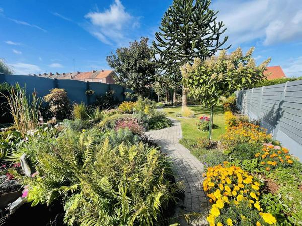 jolie maison d'habitation entièrement rénové avec un magnifique jardin