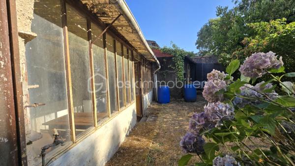 Opportunité ! Maison à rénover, de 110 m²environ, quatre chambres, Terrain, Pas de garage mais possible de le créer par le terrain.
Venez vite découvrir cette maison Mitoyenne, un seul coté, de 1102 m²environ, situé dans le beau village de SANXAY 86600 à 14 minutes de JAZENEUIL
, à six minutes de Minigoute et à vingt minutes de Vivonne.

Rez-de-chaussée:
- Entrée spacieuse, vue sur le premier escalier.
- Sur la droite de l'entrée, salon, avec cheminée non utilisée.
- Sur la droite de l'entrée, une grande cuisine
- Une pièce supplémentaire à utiliser à votre convenance.
- Second escalier
- Pièce avec partie cave
- Grande véranda
- Salle de bain avec baignoire et toilette

A l'étage :
- Trois  très belles chambres , possibilité d'accéder au grenier pour création de nouvelle chambres

Point IMPORTANT:
- Rénovation à réaliser sur l'ensemble du bien !
- Tout à l'égout
- Toiture habitation ok,
- Toiture hangar et petit toi cave à reprendre
- huisserie simple 
- Rénovation complète à faire, je peux vous réaliser des devis travaux.

Extérieur :
Un jardin non clôturé de 484 m²environ, bien compris sur la parcelle
Une visite ???
