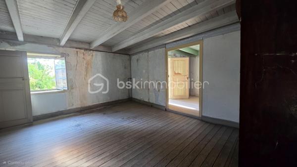 Opportunité ! Maison à rénover, de 110 m²environ, quatre chambres, Terrain, Pas de garage mais possible de le créer par le terrain.
Venez vite découvrir cette maison Mitoyenne, un seul coté, de 1102 m²environ, situé dans le beau village de SANXAY 86600 à 14 minutes de JAZENEUIL
, à six minutes de Minigoute et à vingt minutes de Vivonne.

Rez-de-chaussée:
- Entrée spacieuse, vue sur le premier escalier.
- Sur la droite de l'entrée, salon, avec cheminée non utilisée.
- Sur la droite de l'entrée, une grande cuisine
- Une pièce supplémentaire à utiliser à votre convenance.
- Second escalier
- Pièce avec partie cave
- Grande véranda
- Salle de bain avec baignoire et toilette

A l'étage :
- Trois  très belles chambres , possibilité d'accéder au grenier pour création de nouvelle chambres

Point IMPORTANT:
- Rénovation à réaliser sur l'ensemble du bien !
- Tout à l'égout
- Toiture habitation ok,
- Toiture hangar et petit toi cave à reprendre
- huisserie simple 
- Rénovation complète à faire, je peux vous réaliser des devis travaux.

Extérieur :
Un jardin non clôturé de 484 m²environ, bien compris sur la parcelle
Une visite ???