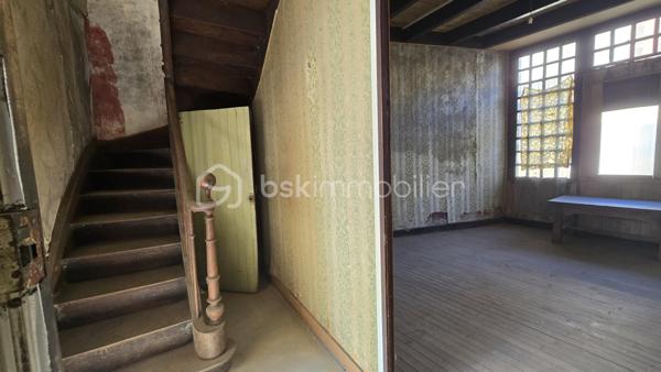Opportunité ! Maison à rénover, de 110 m²environ, quatre chambres, Terrain, Pas de garage mais possible de le créer par le terrain.
Venez vite découvrir cette maison Mitoyenne, un seul coté, de 1102 m²environ, situé dans le beau village de SANXAY 86600 à 14 minutes de JAZENEUIL
, à six minutes de Minigoute et à vingt minutes de Vivonne.

Rez-de-chaussée:
- Entrée spacieuse, vue sur le premier escalier.
- Sur la droite de l'entrée, salon, avec cheminée non utilisée.
- Sur la droite de l'entrée, une grande cuisine
- Une pièce supplémentaire à utiliser à votre convenance.
- Second escalier
- Pièce avec partie cave
- Grande véranda
- Salle de bain avec baignoire et toilette

A l'étage :
- Trois  très belles chambres , possibilité d'accéder au grenier pour création de nouvelle chambres

Point IMPORTANT:
- Rénovation à réaliser sur l'ensemble du bien !
- Tout à l'égout
- Toiture habitation ok,
- Toiture hangar et petit toi cave à reprendre
- huisserie simple 
- Rénovation complète à faire, je peux vous réaliser des devis travaux.

Extérieur :
Un jardin non clôturé de 484 m²environ, bien compris sur la parcelle
Une visite ???