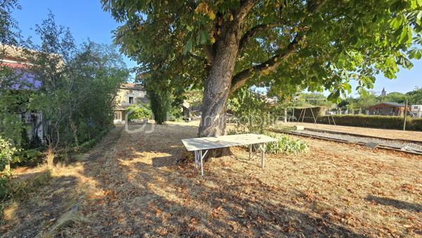 Opportunité ! Maison à rénover, de 110 m²environ, quatre chambres, Terrain, Pas de garage mais possible de le créer par le terrain.
Venez vite découvrir cette maison Mitoyenne, un seul coté, de 1102 m²environ, situé dans le beau village de SANXAY 86600 à 14 minutes de JAZENEUIL
, à six minutes de Minigoute et à vingt minutes de Vivonne.

Rez-de-chaussée:
- Entrée spacieuse, vue sur le premier escalier.
- Sur la droite de l'entrée, salon, avec cheminée non utilisée.
- Sur la droite de l'entrée, une grande cuisine
- Une pièce supplémentaire à utiliser à votre convenance.
- Second escalier
- Pièce avec partie cave
- Grande véranda
- Salle de bain avec baignoire et toilette

A l'étage :
- Trois  très belles chambres , possibilité d'accéder au grenier pour création de nouvelle chambres

Point IMPORTANT:
- Rénovation à réaliser sur l'ensemble du bien !
- Tout à l'égout
- Toiture habitation ok,
- Toiture hangar et petit toi cave à reprendre
- huisserie simple 
- Rénovation complète à faire, je peux vous réaliser des devis travaux.

Extérieur :
Un jardin non clôturé de 484 m²environ, bien compris sur la parcelle
Une visite ???