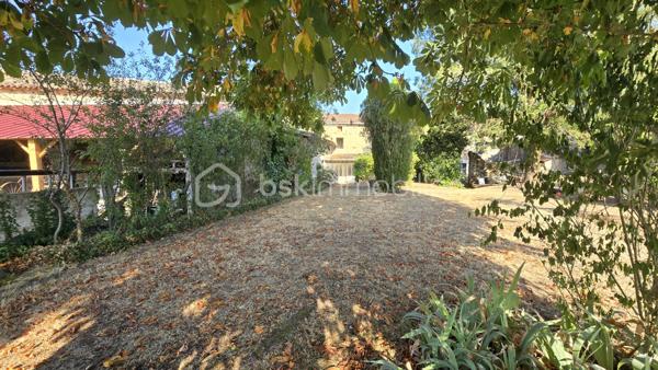 Opportunité ! Maison à rénover, de 110 m²environ, quatre chambres, Terrain, Pas de garage mais possible de le créer par le terrain.
Venez vite découvrir cette maison Mitoyenne, un seul coté, de 1102 m²environ, situé dans le beau village de SANXAY 86600 à 14 minutes de JAZENEUIL
, à six minutes de Minigoute et à vingt minutes de Vivonne.

Rez-de-chaussée:
- Entrée spacieuse, vue sur le premier escalier.
- Sur la droite de l'entrée, salon, avec cheminée non utilisée.
- Sur la droite de l'entrée, une grande cuisine
- Une pièce supplémentaire à utiliser à votre convenance.
- Second escalier
- Pièce avec partie cave
- Grande véranda
- Salle de bain avec baignoire et toilette

A l'étage :
- Trois  très belles chambres , possibilité d'accéder au grenier pour création de nouvelle chambres

Point IMPORTANT:
- Rénovation à réaliser sur l'ensemble du bien !
- Tout à l'égout
- Toiture habitation ok,
- Toiture hangar et petit toi cave à reprendre
- huisserie simple 
- Rénovation complète à faire, je peux vous réaliser des devis travaux.

Extérieur :
Un jardin non clôturé de 484 m²environ, bien compris sur la parcelle
Une visite ???