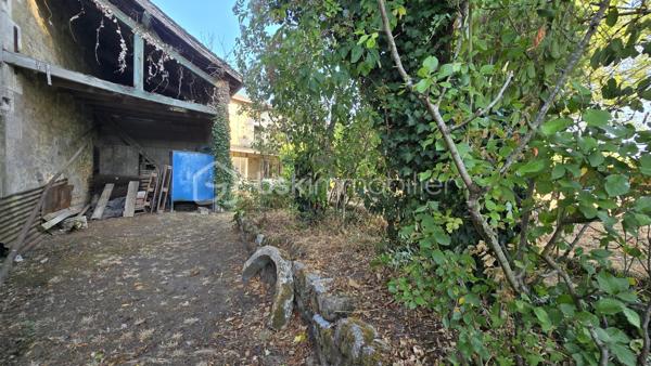 Opportunité ! Maison à rénover, de 110 m²environ, quatre chambres, Terrain, Pas de garage mais possible de le créer par le terrain.
Venez vite découvrir cette maison Mitoyenne, un seul coté, de 1102 m²environ, situé dans le beau village de SANXAY 86600 à 14 minutes de JAZENEUIL
, à six minutes de Minigoute et à vingt minutes de Vivonne.

Rez-de-chaussée:
- Entrée spacieuse, vue sur le premier escalier.
- Sur la droite de l'entrée, salon, avec cheminée non utilisée.
- Sur la droite de l'entrée, une grande cuisine
- Une pièce supplémentaire à utiliser à votre convenance.
- Second escalier
- Pièce avec partie cave
- Grande véranda
- Salle de bain avec baignoire et toilette

A l'étage :
- Trois  très belles chambres , possibilité d'accéder au grenier pour création de nouvelle chambres

Point IMPORTANT:
- Rénovation à réaliser sur l'ensemble du bien !
- Tout à l'égout
- Toiture habitation ok,
- Toiture hangar et petit toi cave à reprendre
- huisserie simple 
- Rénovation complète à faire, je peux vous réaliser des devis travaux.

Extérieur :
Un jardin non clôturé de 484 m²environ, bien compris sur la parcelle
Une visite ???