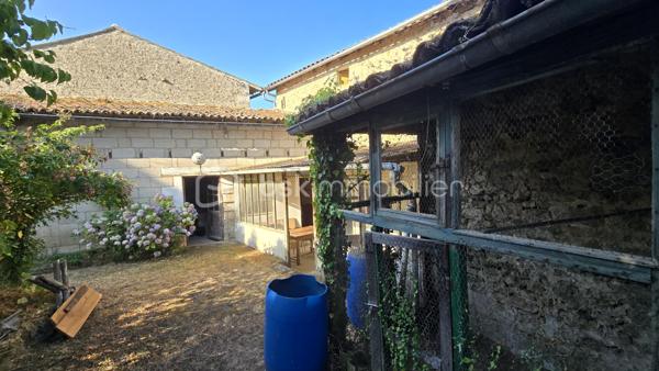 Opportunité ! Maison à rénover, de 110 m²environ, quatre chambres, Terrain, Pas de garage mais possible de le créer par le terrain.
Venez vite découvrir cette maison Mitoyenne, un seul coté, de 1102 m²environ, situé dans le beau village de SANXAY 86600 à 14 minutes de JAZENEUIL
, à six minutes de Minigoute et à vingt minutes de Vivonne.

Rez-de-chaussée:
- Entrée spacieuse, vue sur le premier escalier.
- Sur la droite de l'entrée, salon, avec cheminée non utilisée.
- Sur la droite de l'entrée, une grande cuisine
- Une pièce supplémentaire à utiliser à votre convenance.
- Second escalier
- Pièce avec partie cave
- Grande véranda
- Salle de bain avec baignoire et toilette

A l'étage :
- Trois  très belles chambres , possibilité d'accéder au grenier pour création de nouvelle chambres

Point IMPORTANT:
- Rénovation à réaliser sur l'ensemble du bien !
- Tout à l'égout
- Toiture habitation ok,
- Toiture hangar et petit toi cave à reprendre
- huisserie simple 
- Rénovation complète à faire, je peux vous réaliser des devis travaux.

Extérieur :
Un jardin non clôturé de 484 m²environ, bien compris sur la parcelle
Une visite ???