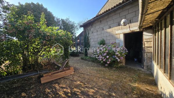 Opportunité ! Maison à rénover, de 110 m²environ, quatre chambres, Terrain, Pas de garage mais possible de le créer par le terrain.
Venez vite découvrir cette maison Mitoyenne, un seul coté, de 1102 m²environ, situé dans le beau village de SANXAY 86600 à 14 minutes de JAZENEUIL
, à six minutes de Minigoute et à vingt minutes de Vivonne.

Rez-de-chaussée:
- Entrée spacieuse, vue sur le premier escalier.
- Sur la droite de l'entrée, salon, avec cheminée non utilisée.
- Sur la droite de l'entrée, une grande cuisine
- Une pièce supplémentaire à utiliser à votre convenance.
- Second escalier
- Pièce avec partie cave
- Grande véranda
- Salle de bain avec baignoire et toilette

A l'étage :
- Trois  très belles chambres , possibilité d'accéder au grenier pour création de nouvelle chambres

Point IMPORTANT:
- Rénovation à réaliser sur l'ensemble du bien !
- Tout à l'égout
- Toiture habitation ok,
- Toiture hangar et petit toi cave à reprendre
- huisserie simple 
- Rénovation complète à faire, je peux vous réaliser des devis travaux.

Extérieur :
Un jardin non clôturé de 484 m²environ, bien compris sur la parcelle
Une visite ???