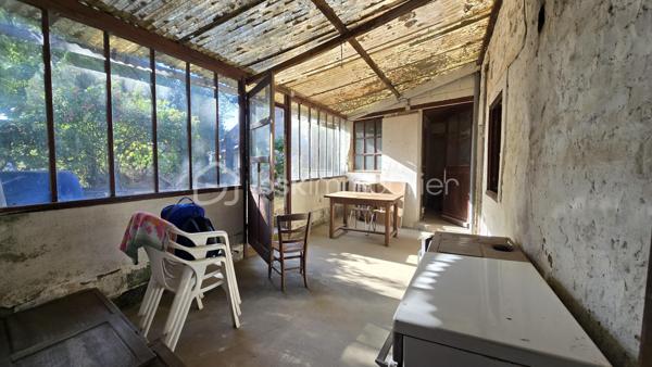 Opportunité ! Maison à rénover, de 110 m²environ, quatre chambres, Terrain, Pas de garage mais possible de le créer par le terrain.
Venez vite découvrir cette maison Mitoyenne, un seul coté, de 1102 m²environ, situé dans le beau village de SANXAY 86600 à 14 minutes de JAZENEUIL
, à six minutes de Minigoute et à vingt minutes de Vivonne.

Rez-de-chaussée:
- Entrée spacieuse, vue sur le premier escalier.
- Sur la droite de l'entrée, salon, avec cheminée non utilisée.
- Sur la droite de l'entrée, une grande cuisine
- Une pièce supplémentaire à utiliser à votre convenance.
- Second escalier
- Pièce avec partie cave
- Grande véranda
- Salle de bain avec baignoire et toilette

A l'étage :
- Trois  très belles chambres , possibilité d'accéder au grenier pour création de nouvelle chambres

Point IMPORTANT:
- Rénovation à réaliser sur l'ensemble du bien !
- Tout à l'égout
- Toiture habitation ok,
- Toiture hangar et petit toi cave à reprendre
- huisserie simple 
- Rénovation complète à faire, je peux vous réaliser des devis travaux.

Extérieur :
Un jardin non clôturé de 484 m²environ, bien compris sur la parcelle
Une visite ???
