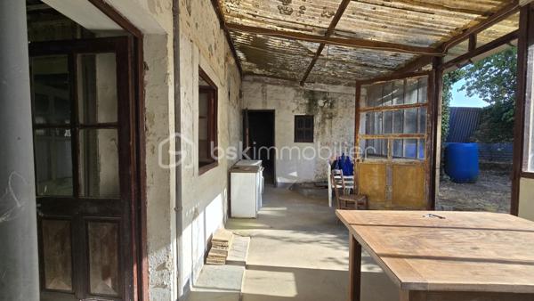 Opportunité ! Maison à rénover, de 110 m²environ, quatre chambres, Terrain, Pas de garage mais possible de le créer par le terrain.
Venez vite découvrir cette maison Mitoyenne, un seul coté, de 1102 m²environ, situé dans le beau village de SANXAY 86600 à 14 minutes de JAZENEUIL
, à six minutes de Minigoute et à vingt minutes de Vivonne.

Rez-de-chaussée:
- Entrée spacieuse, vue sur le premier escalier.
- Sur la droite de l'entrée, salon, avec cheminée non utilisée.
- Sur la droite de l'entrée, une grande cuisine
- Une pièce supplémentaire à utiliser à votre convenance.
- Second escalier
- Pièce avec partie cave
- Grande véranda
- Salle de bain avec baignoire et toilette

A l'étage :
- Trois  très belles chambres , possibilité d'accéder au grenier pour création de nouvelle chambres

Point IMPORTANT:
- Rénovation à réaliser sur l'ensemble du bien !
- Tout à l'égout
- Toiture habitation ok,
- Toiture hangar et petit toi cave à reprendre
- huisserie simple 
- Rénovation complète à faire, je peux vous réaliser des devis travaux.

Extérieur :
Un jardin non clôturé de 484 m²environ, bien compris sur la parcelle
Une visite ???