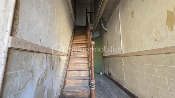 Opportunité ! Maison à rénover, de 110 m²environ, quatre chambres, Terrain, Pas de garage mais possible de le créer par le terrain.
Venez vite découvrir cette maison Mitoyenne, un seul coté, de 1102 m²environ, situé dans le beau village de SANXAY 86600 à 14 minutes de JAZENEUIL
, à six minutes de Minigoute et à vingt minutes de Vivonne.

Rez-de-chaussée:
- Entrée spacieuse, vue sur le premier escalier.
- Sur la droite de l'entrée, salon, avec cheminée non utilisée.
- Sur la droite de l'entrée, une grande cuisine
- Une pièce supplémentaire à utiliser à votre convenance.
- Second escalier
- Pièce avec partie cave
- Grande véranda
- Salle de bain avec baignoire et toilette

A l'étage :
- Trois  très belles chambres , possibilité d'accéder au grenier pour création de nouvelle chambres

Point IMPORTANT:
- Rénovation à réaliser sur l'ensemble du bien !
- Tout à l'égout
- Toiture habitation ok,
- Toiture hangar et petit toi cave à reprendre
- huisserie simple 
- Rénovation complète à faire, je peux vous réaliser des devis travaux.

Extérieur :
Un jardin non clôturé de 484 m²environ, bien compris sur la parcelle
Une visite ???