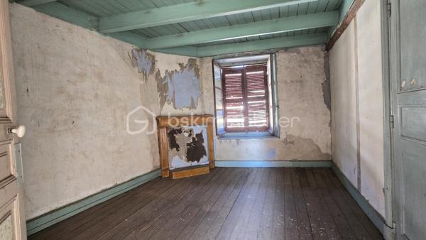 Opportunité ! Maison à rénover, de 110 m²environ, quatre chambres, Terrain, Pas de garage mais possible de le créer par le terrain.
Venez vite découvrir cette maison Mitoyenne, un seul coté, de 1102 m²environ, situé dans le beau village de SANXAY 86600 à 14 minutes de JAZENEUIL
, à six minutes de Minigoute et à vingt minutes de Vivonne.

Rez-de-chaussée:
- Entrée spacieuse, vue sur le premier escalier.
- Sur la droite de l'entrée, salon, avec cheminée non utilisée.
- Sur la droite de l'entrée, une grande cuisine
- Une pièce supplémentaire à utiliser à votre convenance.
- Second escalier
- Pièce avec partie cave
- Grande véranda
- Salle de bain avec baignoire et toilette

A l'étage :
- Trois  très belles chambres , possibilité d'accéder au grenier pour création de nouvelle chambres

Point IMPORTANT:
- Rénovation à réaliser sur l'ensemble du bien !
- Tout à l'égout
- Toiture habitation ok,
- Toiture hangar et petit toi cave à reprendre
- huisserie simple 
- Rénovation complète à faire, je peux vous réaliser des devis travaux.

Extérieur :
Un jardin non clôturé de 484 m²environ, bien compris sur la parcelle
Une visite ???
