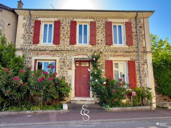 Charme, authenticité et grands volumes : une demeure familiale exceptionnelle à découvrir sans tarder.