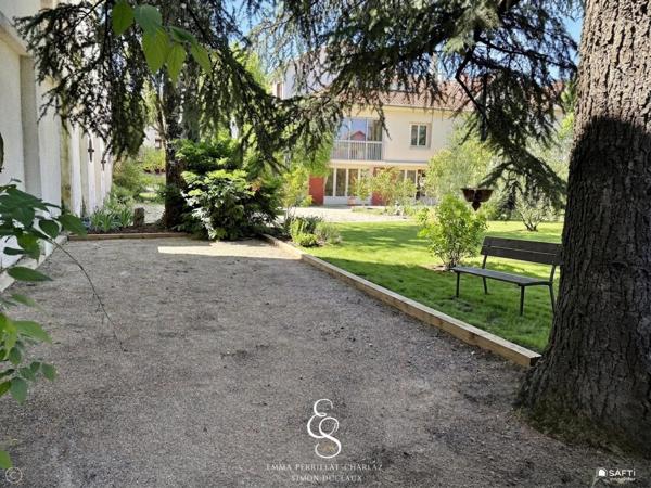 Charme, authenticité et grands volumes : une demeure familiale exceptionnelle à découvrir sans tarder.