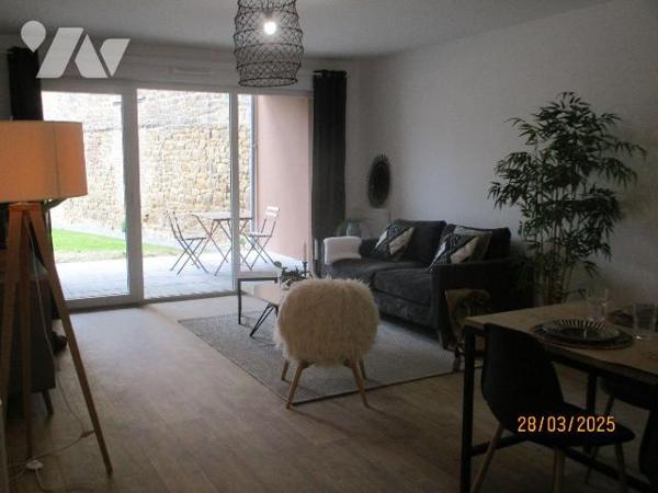 Dans immeuble neuf, au rez-de-chaussée :  APPARTEMENT comprenant entrée-couloir, buanderie-chau...