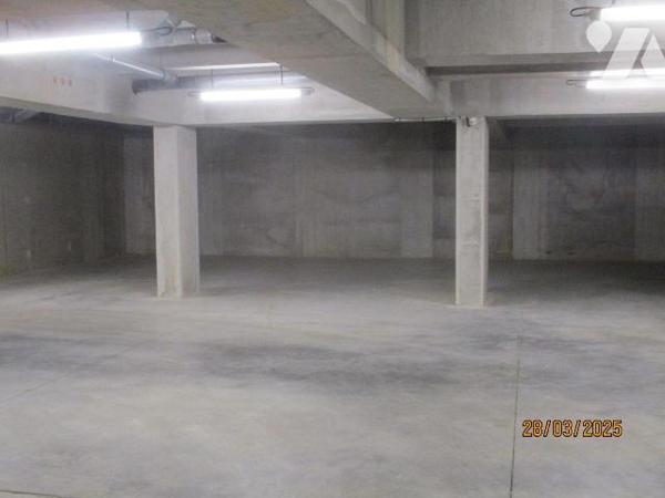 Dans immeuble neuf, au rez-de-chaussée :  APPARTEMENT comprenant entrée-couloir, buanderie-chau...