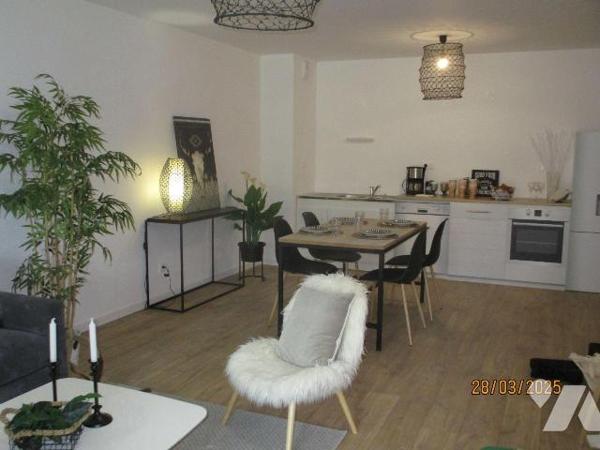 Dans immeuble neuf, au rez-de-chaussée :  APPARTEMENT comprenant entrée-couloir, buanderie-chau...