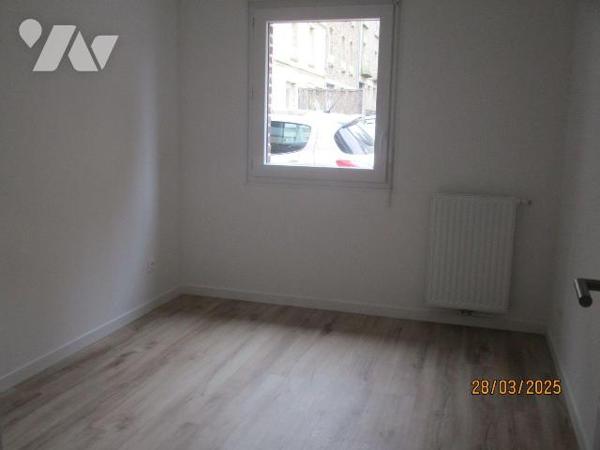 Dans immeuble neuf, au rez-de-chaussée :  APPARTEMENT comprenant entrée-couloir, buanderie-chau...