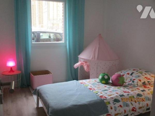 Dans immeuble neuf, au rez-de-chaussée :  APPARTEMENT comprenant entrée-couloir, buanderie-chau...