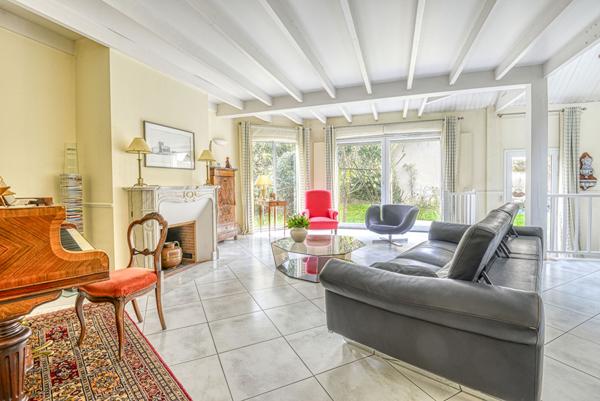 En Vente à Nantes - Jardin Des Plantes Maison 1900 De Caractère Au Calme Avec Garage.