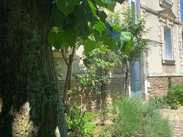 En Vente à Nantes - Jardin Des Plantes Maison 1900 De Caractère Au Calme Avec Garage.