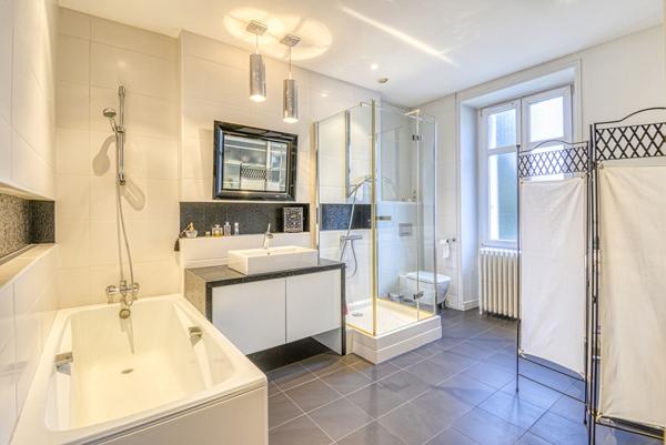 En Vente à Nantes - Jardin Des Plantes Maison 1900 De Caractère Au Calme Avec Garage.