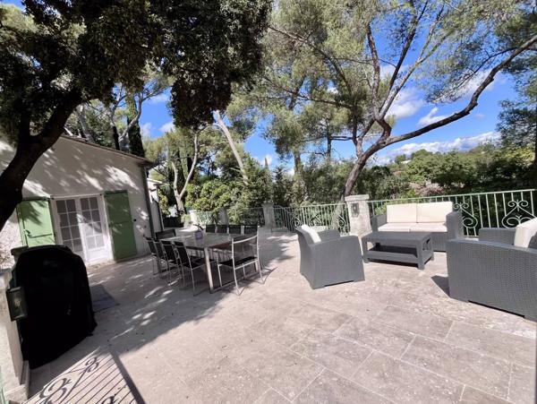 NÎMES - ROUTE DE SAUVE - AU CALME - 5 CHAMBRES - AUCUN TRAVAUX - PISCINE - GARAGE DOUBLE -