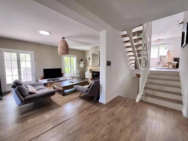 NÎMES - ROUTE DE SAUVE - AU CALME - 5 CHAMBRES - AUCUN TRAVAUX - PISCINE - GARAGE DOUBLE -