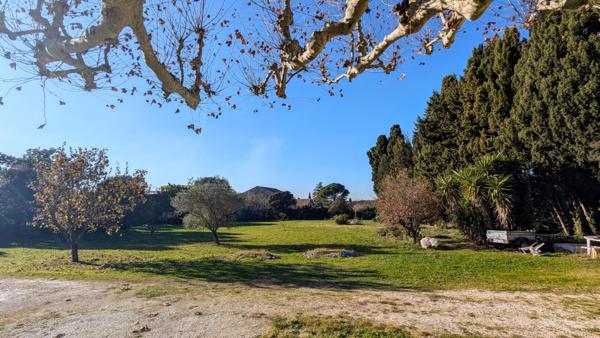 Mas authentique en coeur de village avec terrain constructible de 3000 m²