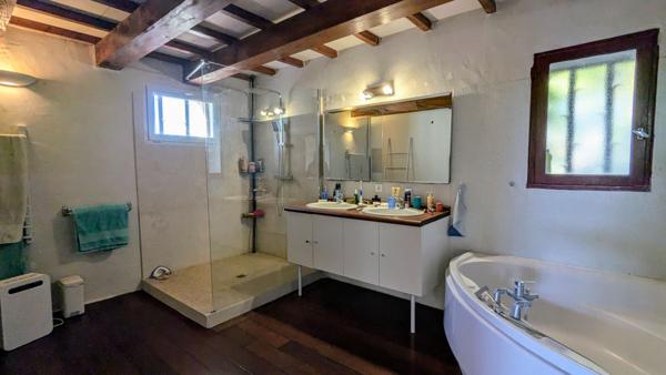 Mas authentique en coeur de village avec terrain constructible de 3000 m²