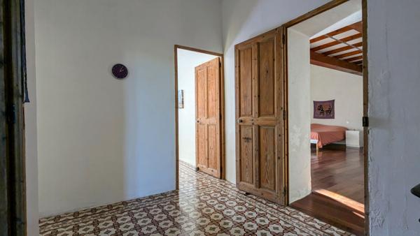 Mas authentique en coeur de village avec terrain constructible de 3000 m²