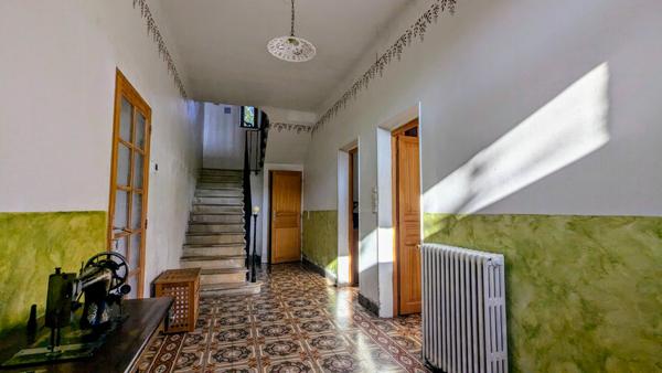 Mas authentique en coeur de village avec terrain constructible de 3000 m²