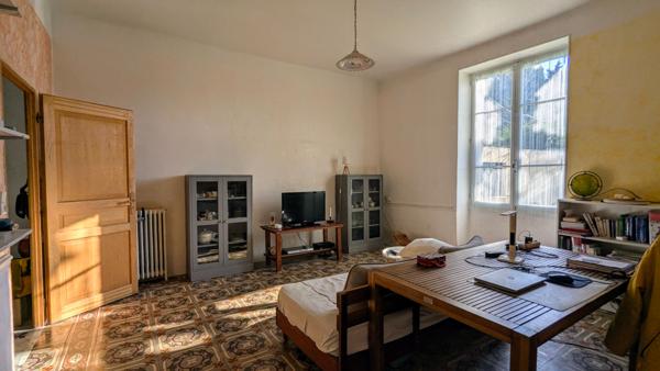 Mas authentique en coeur de village avec terrain constructible de 3000 m²