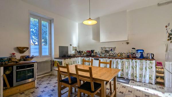 Mas authentique en coeur de village avec terrain constructible de 3000 m²