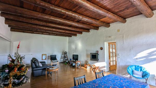 Mas authentique en coeur de village avec terrain constructible de 3000 m²